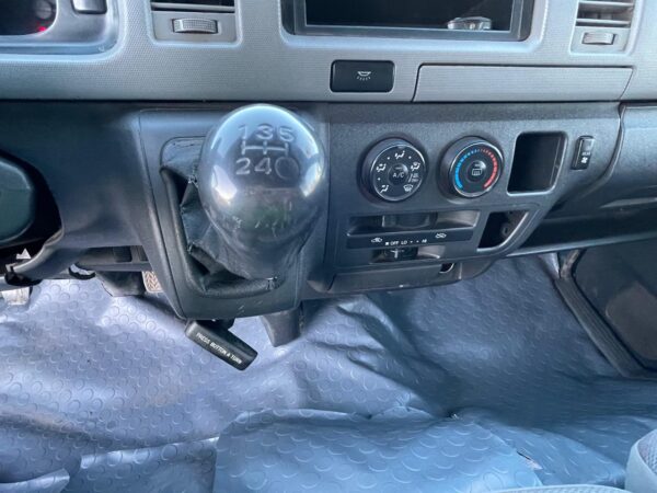 TOYOTA HI ACE COMMUTER - Imagen 7