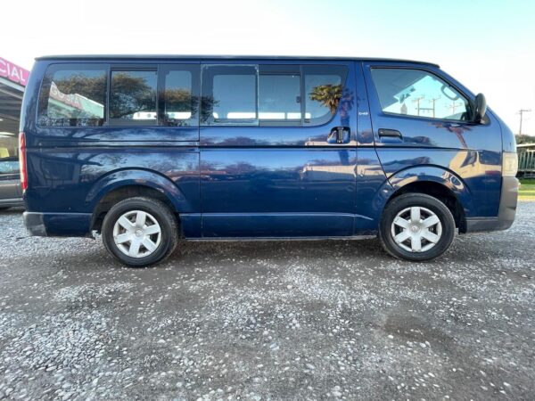 TOYOTA HI ACE COMMUTER - Imagen 3